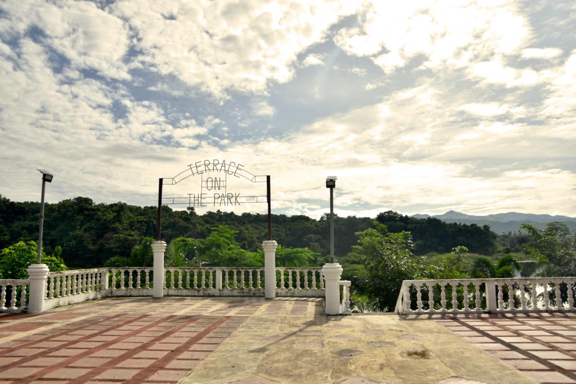 Isla De Oro Hotel Mamburao Exterior foto