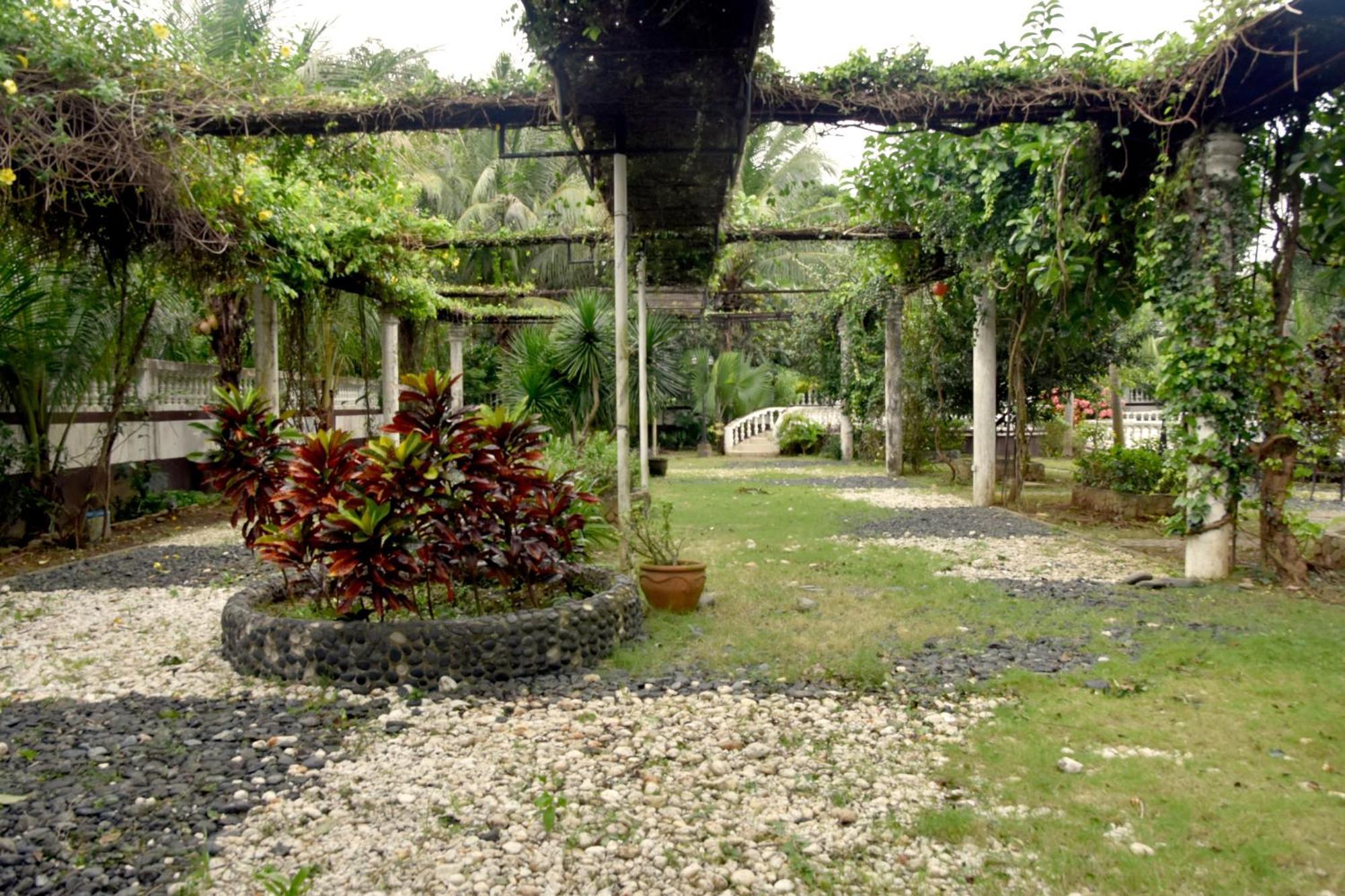 Isla De Oro Hotel Mamburao Exterior foto